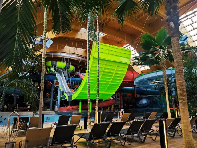 Tropikalny raj z palmami i zjeżdżalniami wodnymi. Wspaniałe termy Rumunia czekają na gości.