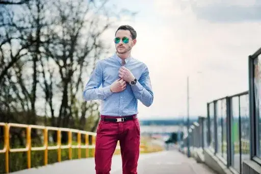 Jakie spodnie do niebieskiej koszuli? Oto stylowe połączenia na każdą okazję