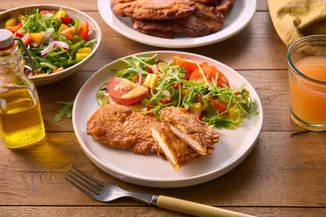 Chrupiące kotlety szu szu z soczystym kurczakiem, podane z sałatką i sokiem. Idealny obiad!