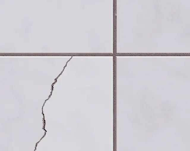 Jak skutecznie zamaskować dziury w kafelkach i uniknąć kosztownych napraw