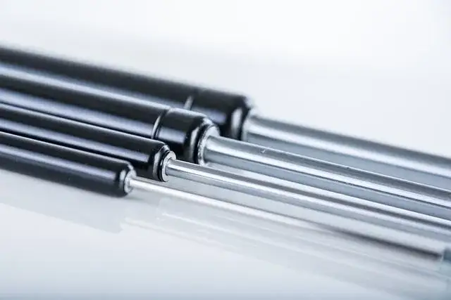 Jak wyciągnąć siłownik z krzesła obrotowego bez uszkodzeń i stresu