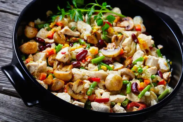 Najlepsze sosy do warzyw na patelnię z kurczakiem, które musisz spróbować