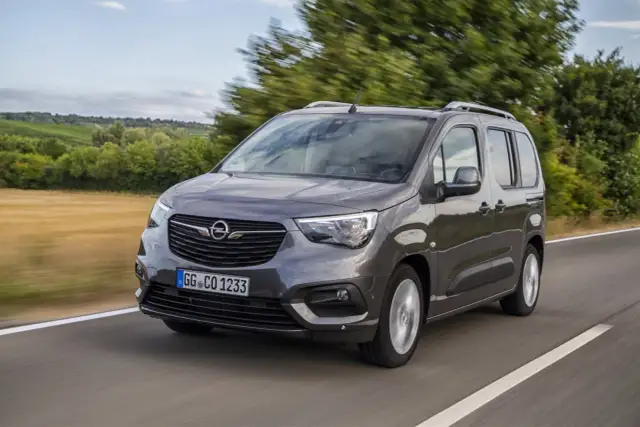 Szary Opel Combo-e Life na drodze. Czy to jest ten Opel, który jest najlepszy?