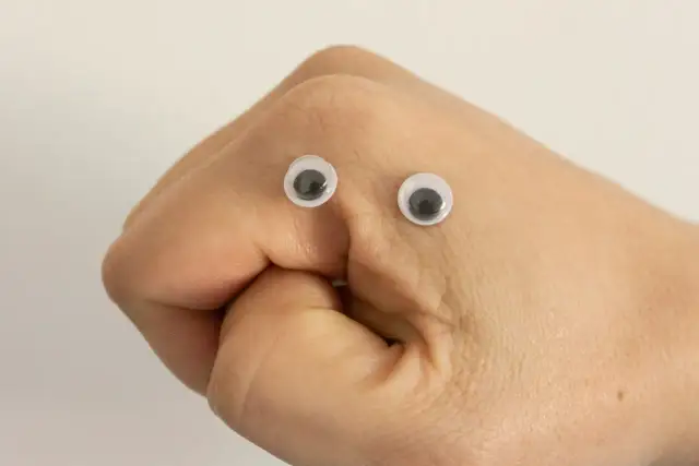 Czy astygmatyzm to zez? Poznaj kluczowe różnice i fakty