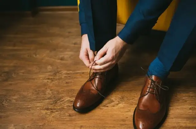 Granatowy garnitur, brązowe buty: Jakie skarpetki wybrać?