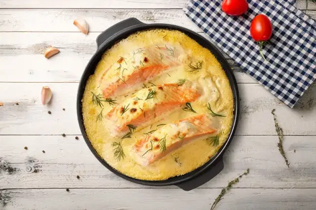 Zapiekanka z łososiem i porem: Jak zrobić idealnie kremową?