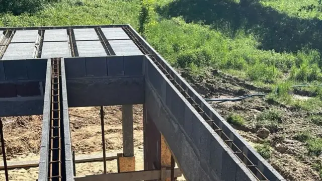 Jak zrobić wieniec na budynku - uniknij najczęstszych błędów w budowie