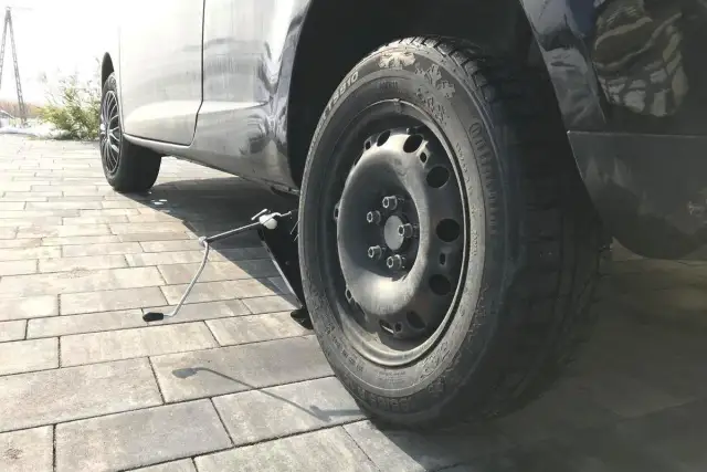 Kiedy zmieniać opony na letnie? Zasada 7°C i Twoje bezpieczeństwo