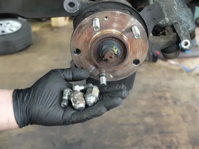 Urwana szpilka w kole – czy można jeździć bez ryzyka uszkodzeń?