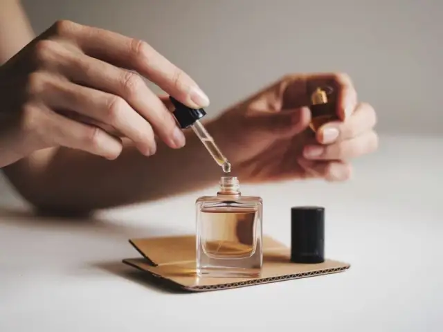 Jak odlać perfumy bez rozlewania - proste metody na podróż