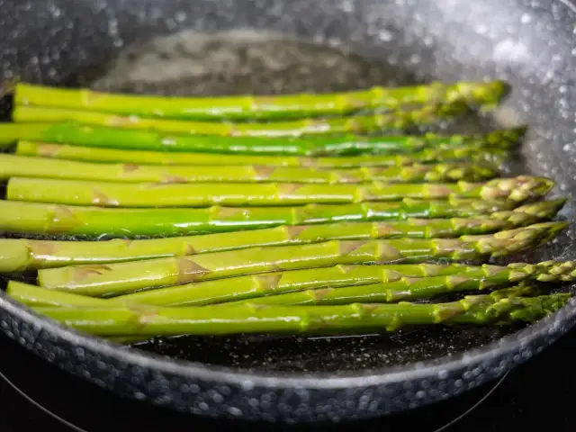 Zielone szparagi smażone na patelni. Czy szparagi są lekkostrawne? Tak, zwłaszcza gdy są delikatnie przygotowane.