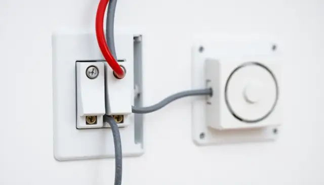 Jak podłączyć wentylator łazienkowy do gniazdka - uniknij błędów i zagrożeń