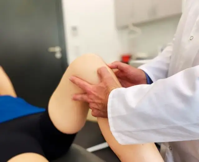 Ból kolana? Jaki lekarz pomoże? Przewodnik po specjalistach