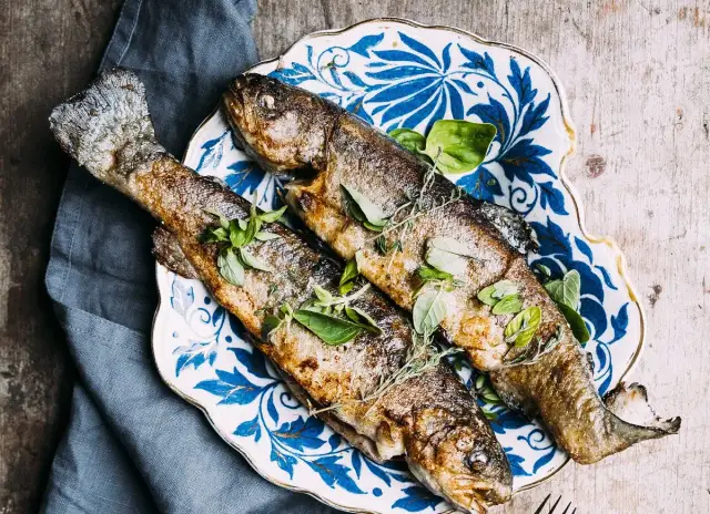 Pstrąg tęczowy z patelni? 5 błyskawicznych przepisów na obiad