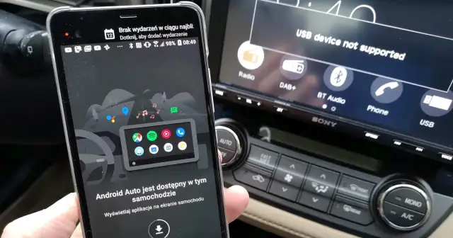 Telefon z Android Auto pokazuje, że aplikacja jest dostępna w samochodzie, podczas gdy radio wyświetla komunikat "USB device not supported".