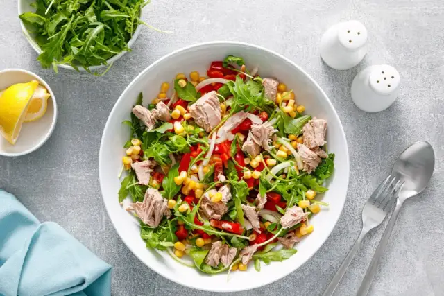 Sekrety idealnej sałatki z tuńczykiem: przepisy, fit i warianty