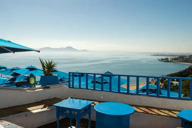 Ile trwa lot do Tunezji? Dokładny czas i porady na komfortową podróż