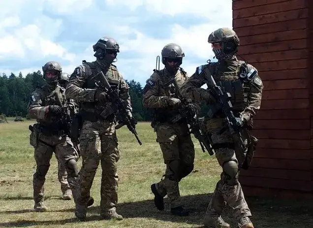 Umundurowanie GROM: Jakie uniformy zapewniają maksymalną ochronę?