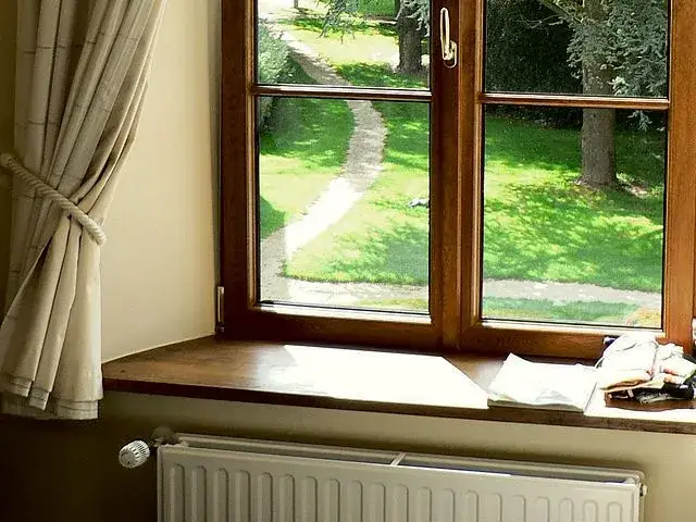 Parapet pod okno czy do okna - który wybór zapobiegnie mostkom termicznym?