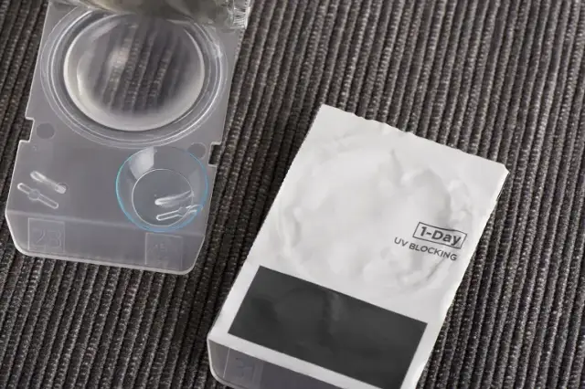 Soczewki przed czy po makijażu – uniknij podrażnień i kontaminacji