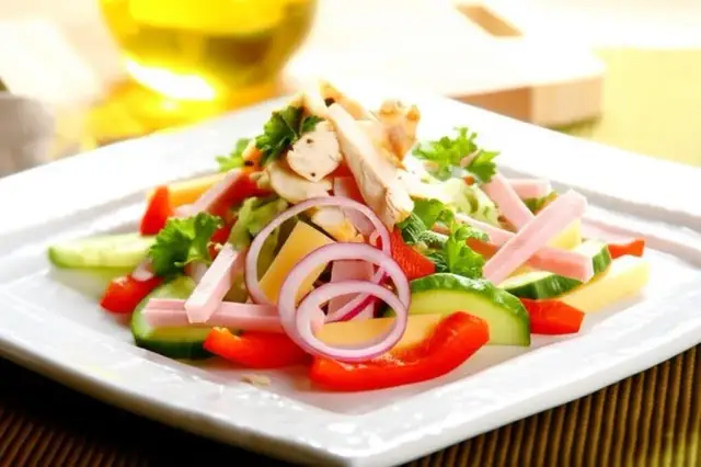 Sekrety serwowania sałatek: Podaj je jak szef kuchni!