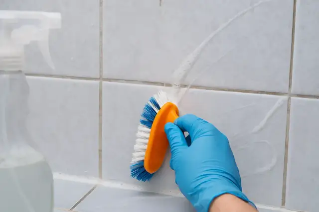 Czyste fugi: domowe sposoby, chemia i parownica. Poradnik eksperta