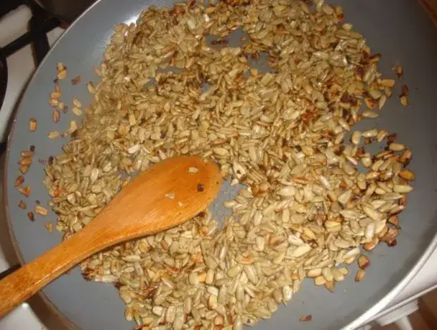 Jak uprażyć słonecznik na patelni: prosty przepis na domową przekąskę