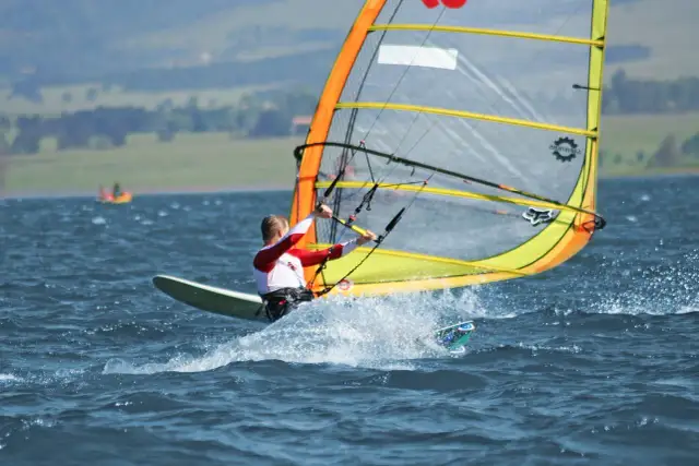 Czy windsurfing jest trudny? Odkryj, jak łatwo możesz zacząć!