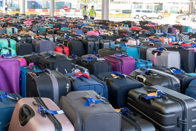 Jak oznaczyć walizkę przed lotem, by uniknąć zagubienia bagażu