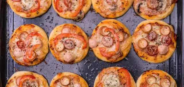 Mini pizze krok po kroku: Idealne na imprezę i dla dzieci!