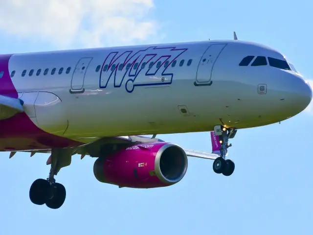 Wizz Air: Alkohol w samolocie? Poznaj limity i uniknij problemów!