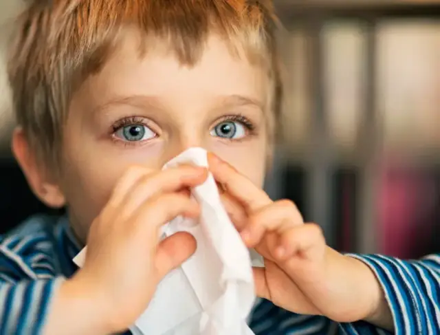 Katar w przedszkolu: kiedy może iść? Samopoczucie, nie kolor!