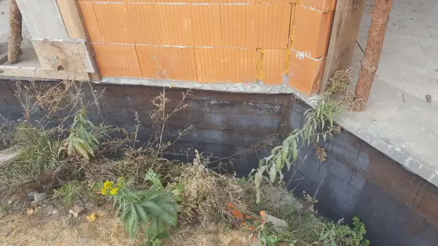 Czy można zostawić odkryte fundamenty na zimę bez ryzyka uszkodzeń?