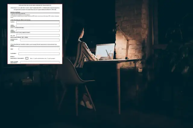Kobieta wypełnia wniosek o zamrożenie cen prądu przy biurku nocą.