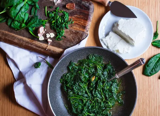 Jak doprawić szpinak? Sekret smaku i proste triki
