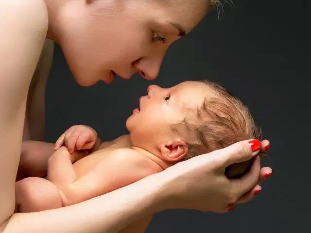 Mama tuli 3-miesięczne dziecko co może jeść. Delikatne spojrzenie i czułe dłonie.