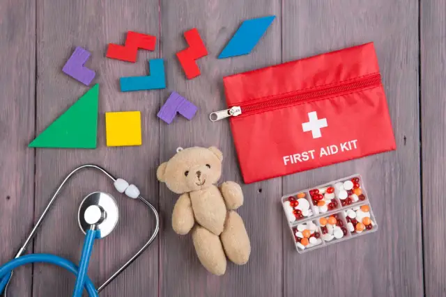 Pierwsza pomoc dla nauczycieli: co ile lat? Prawo vs. zalecenia