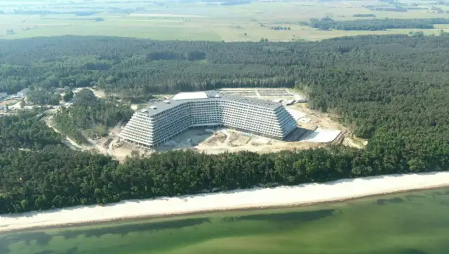 Budowa hotelu Gołębiewski w Pobierowie, widok z lotu ptaka na obiekt w otoczeniu lasu i plaży.