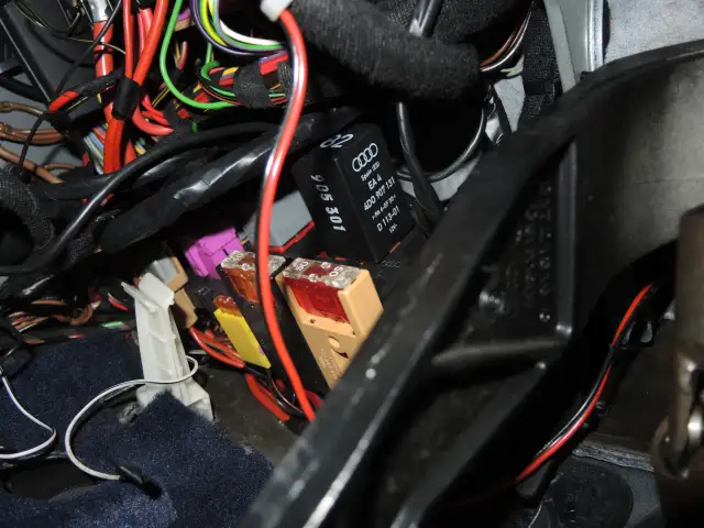 Audi A4 B5: Gdzie jest i jak naprawić pompkę centralnego zamka?