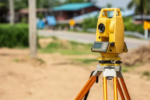 Co potrzebuje geodeta do wytyczenia działki? Kluczowe dokumenty i sprzęt