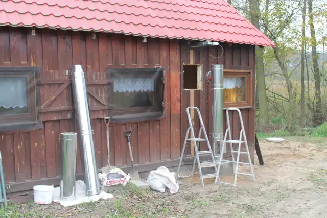 Dom drewniany a komin: Jak bezpiecznie wybrać i zamontować?