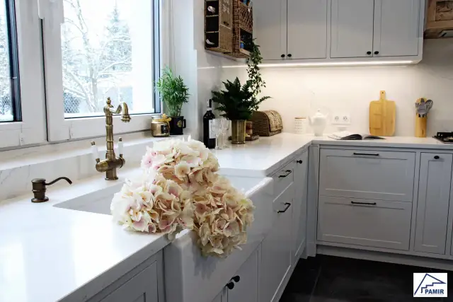 Parapety wewnętrzne konglomerat: Marmurowy czy kwarcowy? Poradnik