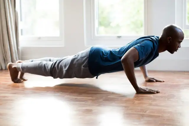 Lat-Training zuhause: Starker Rücken ohne Gym? So geht's!