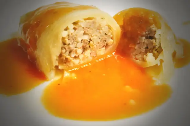 Jak zrobić gołąbki z ryżem w sosie pomidorowym - prosty przepis na pyszne danie