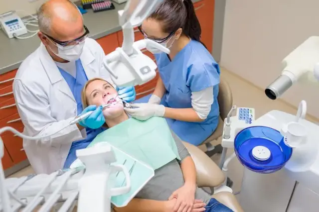 Czy na sorze jest dentysta? Dowiedz się, gdzie szukać pomocy stomatologicznej