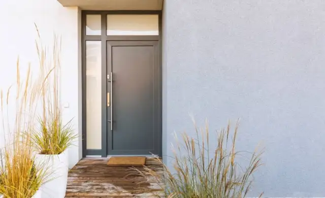 Jak ocieplić drzwi metalowe? Poradnik DIY na niższe rachunki