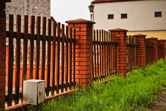 Jak odliczyć ogrodzenie od podatku? Poradnik dla firm i osób