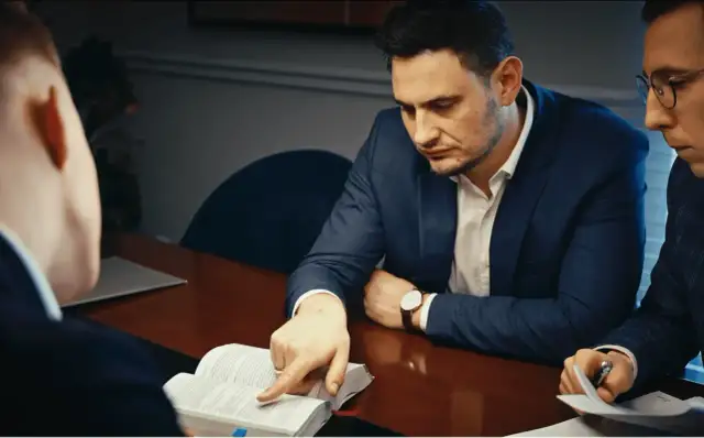 Czym zajmuje się prawnik? Kluczowe obowiązki i obszary pomocy prawnej