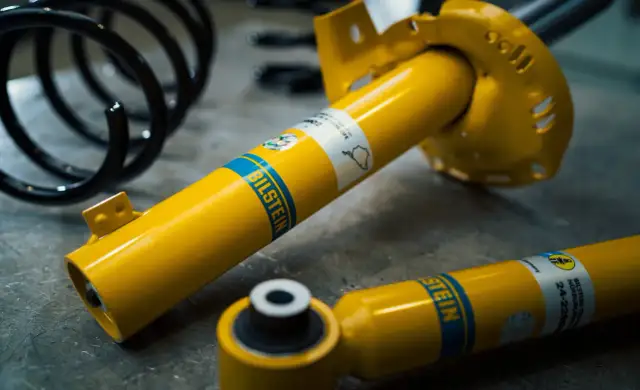 Dwa żółte amortyzatory Bilstein, gotowe do montażu. Widać sprężynę zawieszenia.