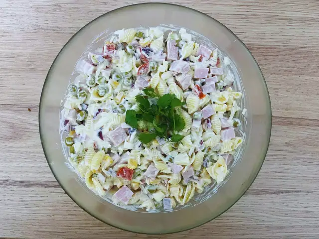 Jakie sałatki na komunię, które zachwycą gości i będą pyszne